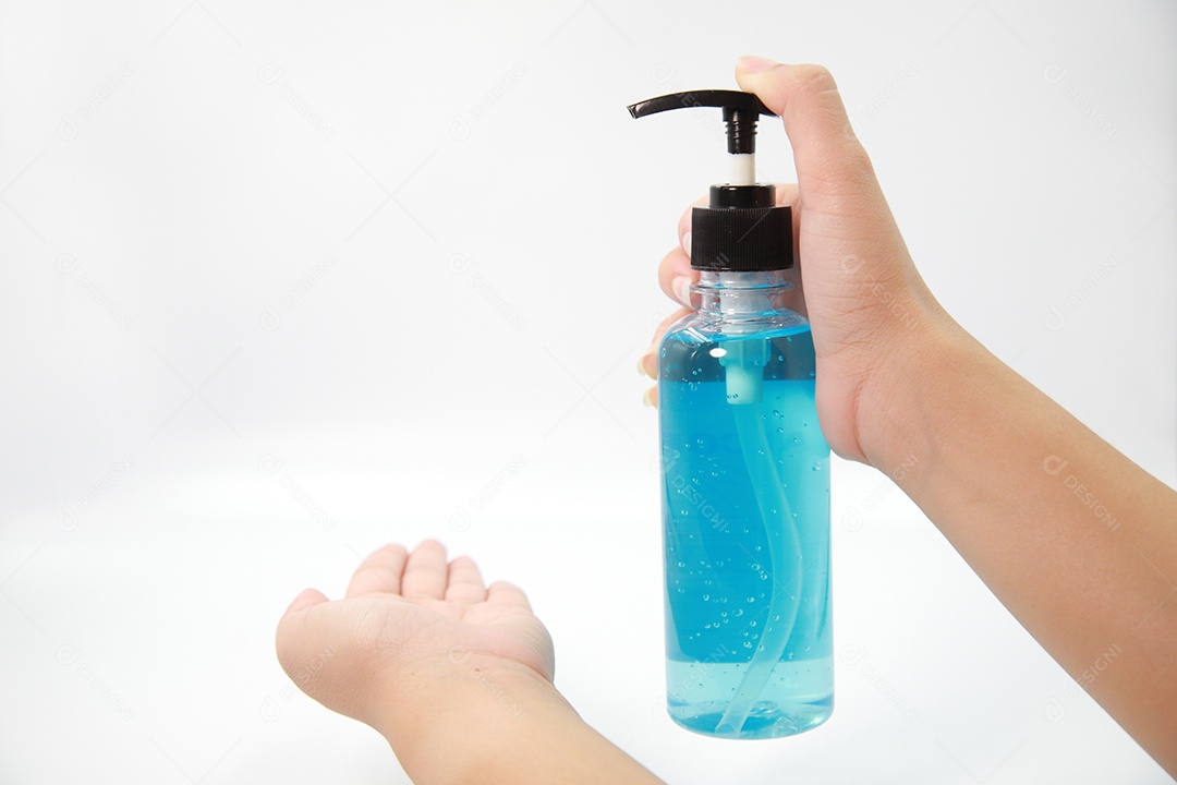 Limpeza das mãos usando álcool gel desinfetante para anti bactéria