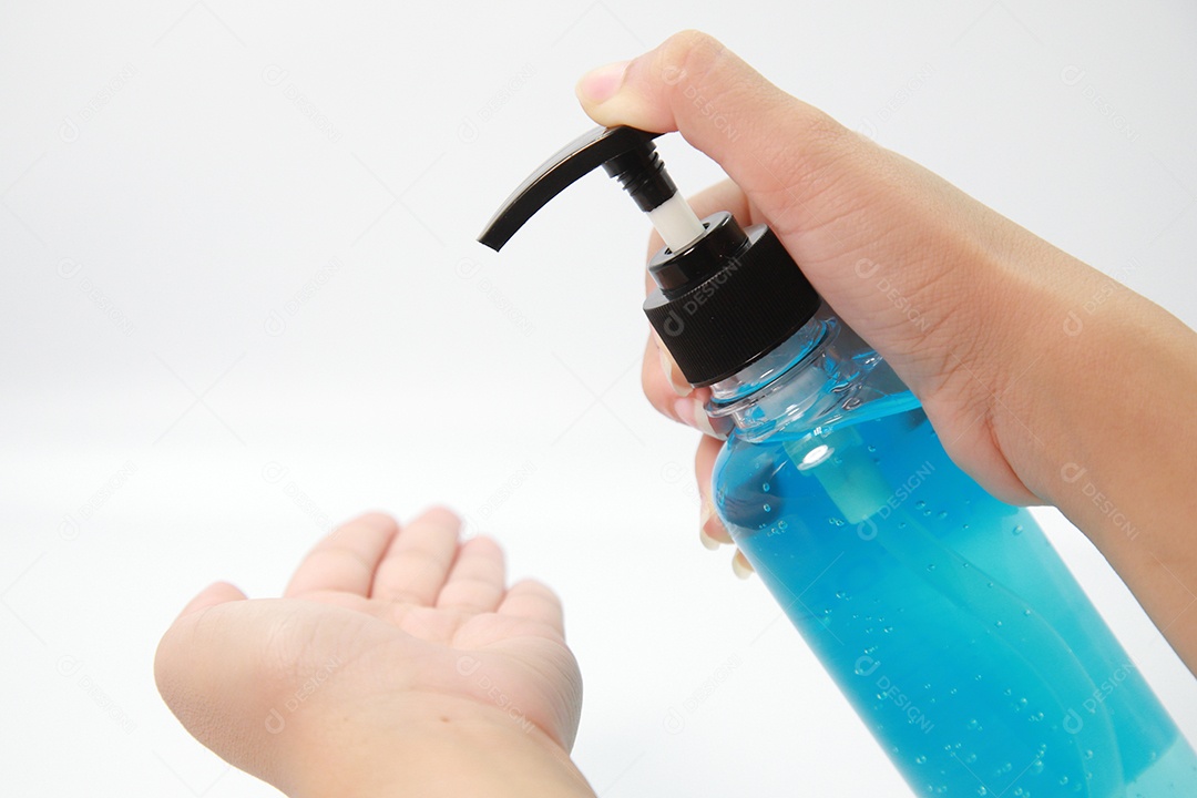 Limpeza das mãos usando álcool gel desinfetante para anti bactéria