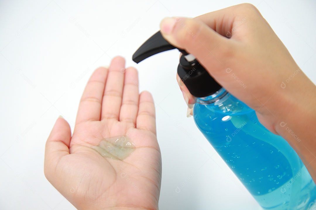 Limpeza das mãos usando álcool gel desinfetante para anti bactéria