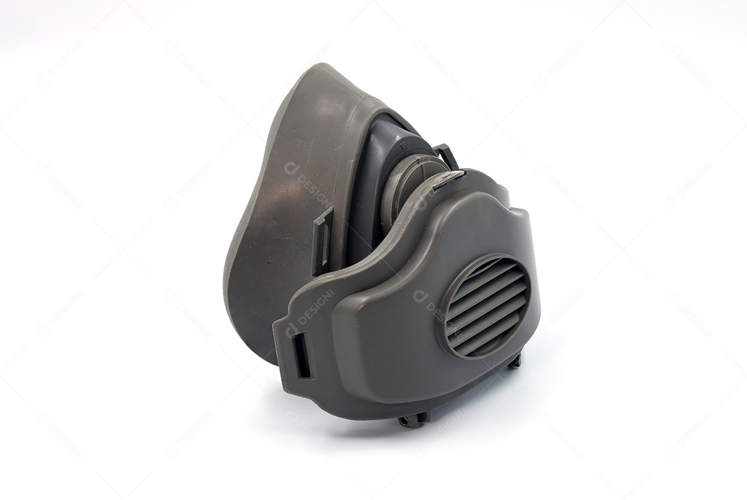 Respirador industrial protege contra poeira isolada no fundo branco.