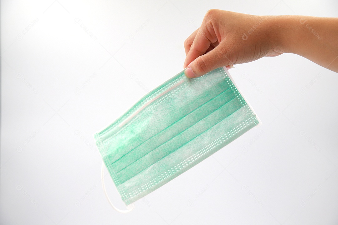 Mulher segurando máscara antiviral protetora cirúrgica sobre texto verde