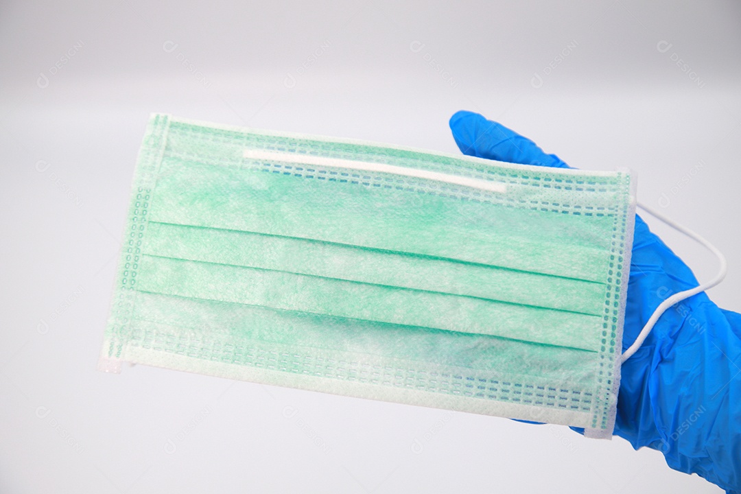 Mulher segurando máscara antiviral protetora cirúrgica sobre texto verde