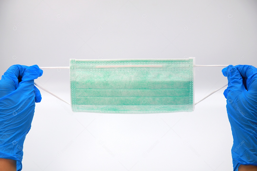 Mulher segurando máscara antiviral protetora cirúrgica sobre texto verde