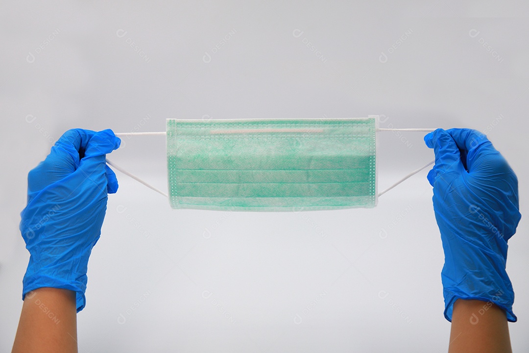 Mulher segurando máscara antiviral protetora cirúrgica sobre texto verde