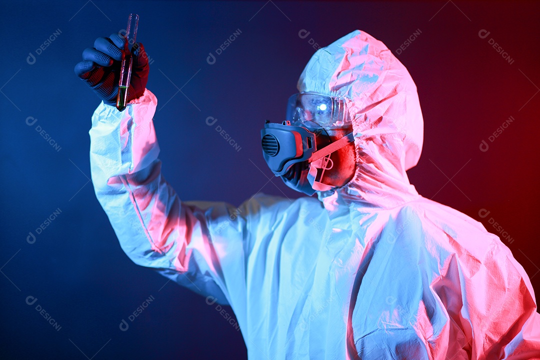 Cientista segurando frasco matrazes no vestuário de proteção no laboratório