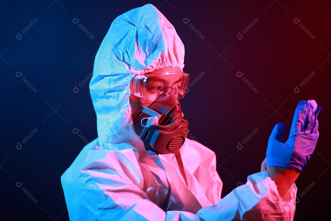 Cientista segurando frasco matrazes no vestuário de proteção no laboratório