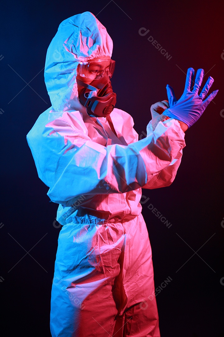 Cientista segurando frasco matrazes no vestuário de proteção no laboratório