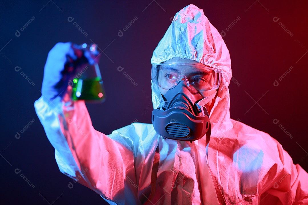 Cientista segurando frasco matrazes no vestuário de proteção no laboratório