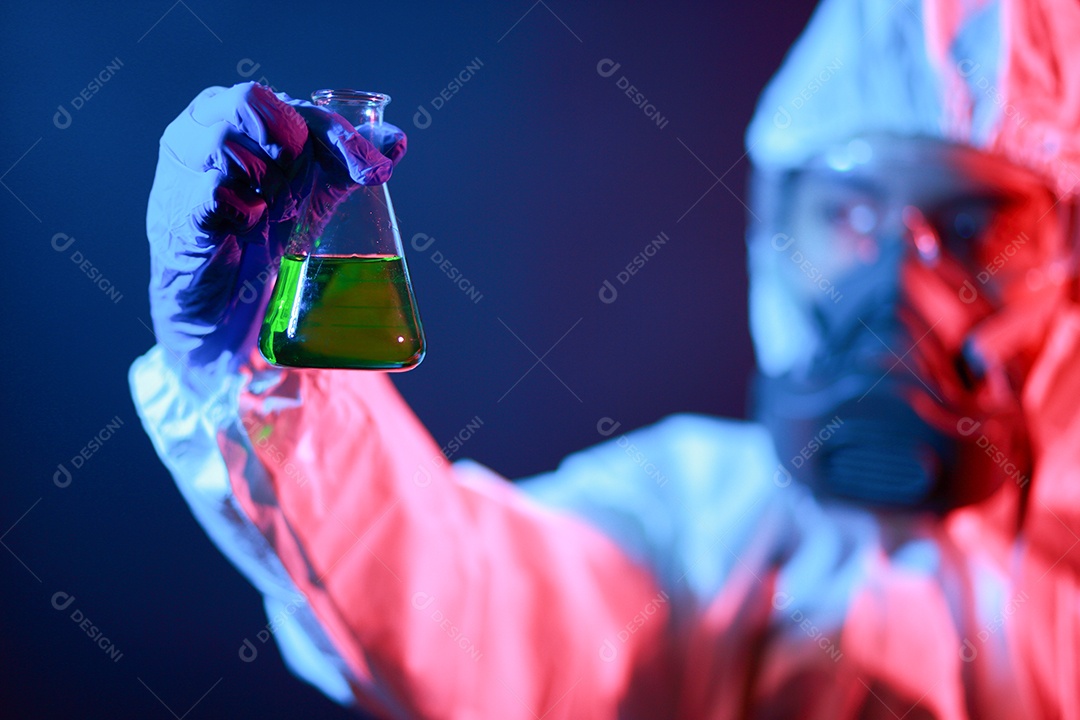 Cientista segurando frasco matrazes no vestuário de proteção no laboratório