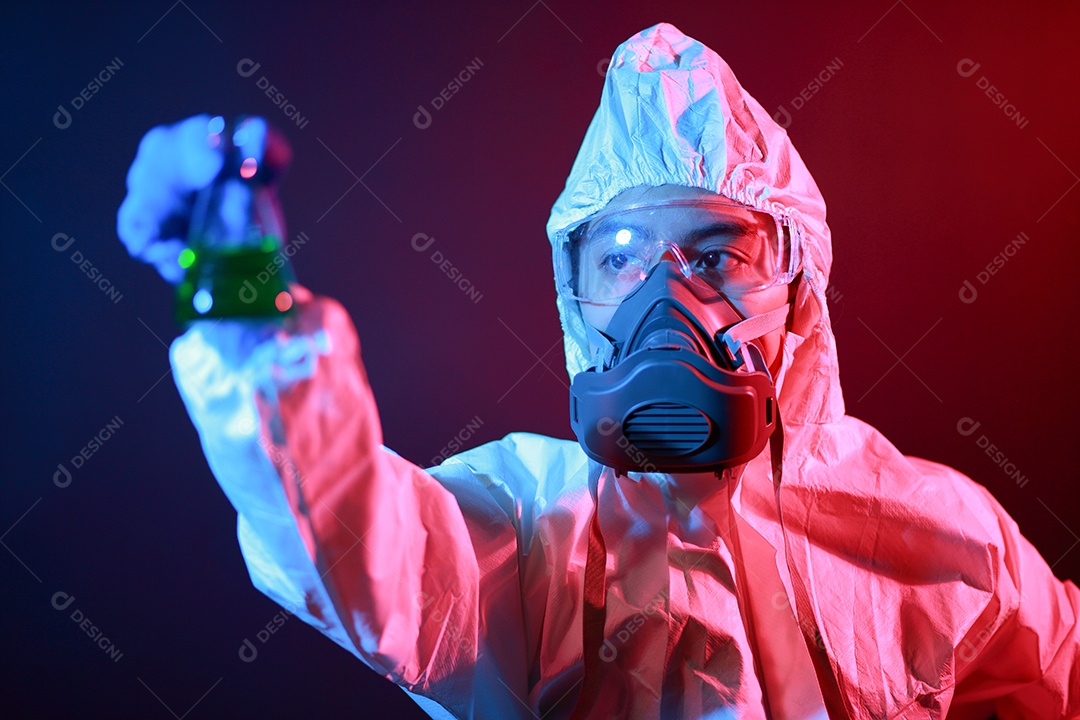 Cientista segurando frasco matrazes no vestuário de proteção no laboratório