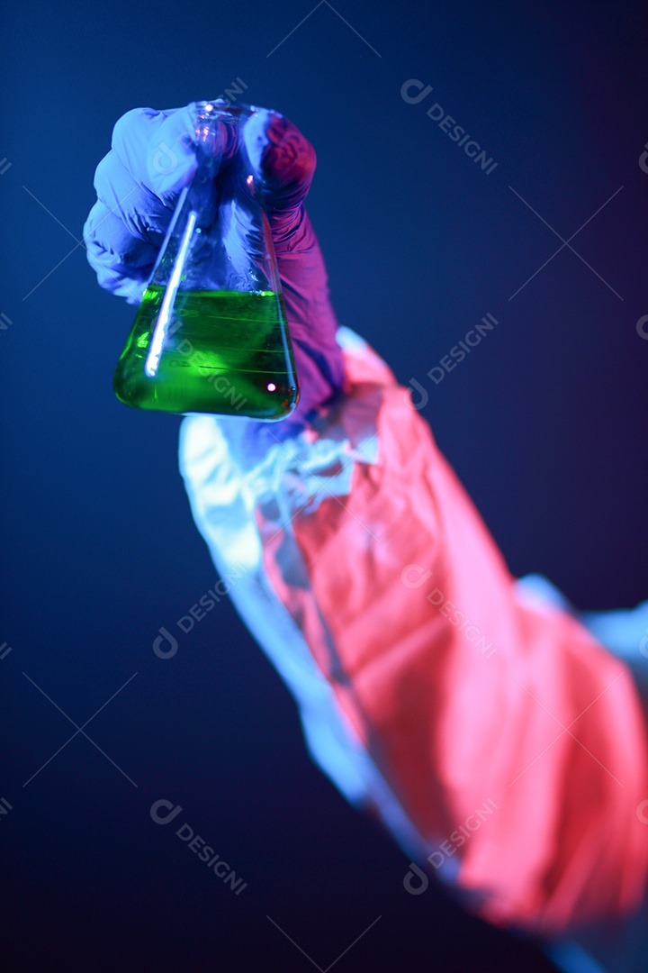 Cientista segurando frasco matrazes no vestuário de proteção no laboratório