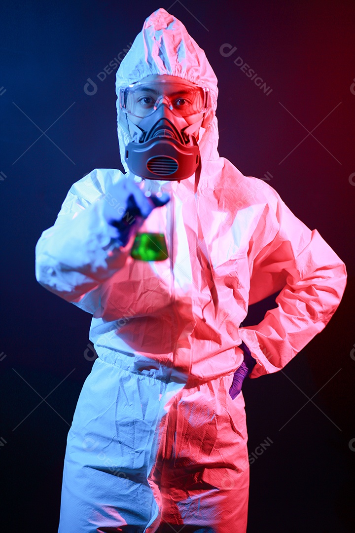 Cientista segurando frasco matrazes no vestuário de proteção no laboratório