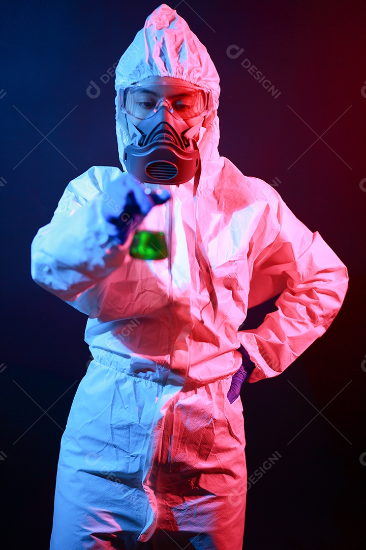 Cientista segurando frasco matrazes no vestuário de proteção no laboratório