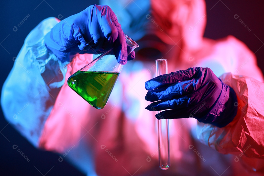 Cientista segurando frasco matrazes no vestuário de proteção no laboratório