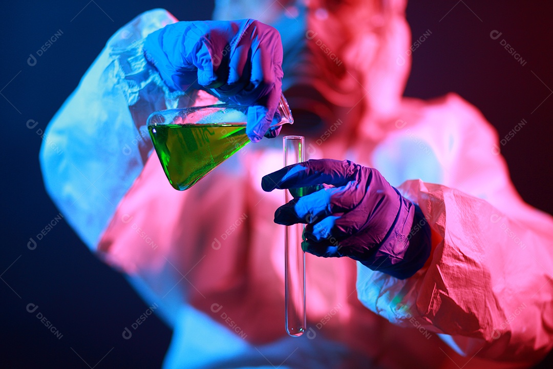 Cientista segurando frasco matrazes no vestuário de proteção no laboratório