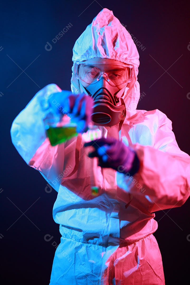 Cientista segurando frasco matrazes no vestuário de proteção no laboratório