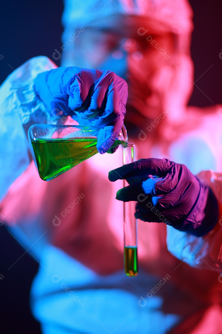 Cientista segurando frasco matrazes no vestuário de proteção no laboratório