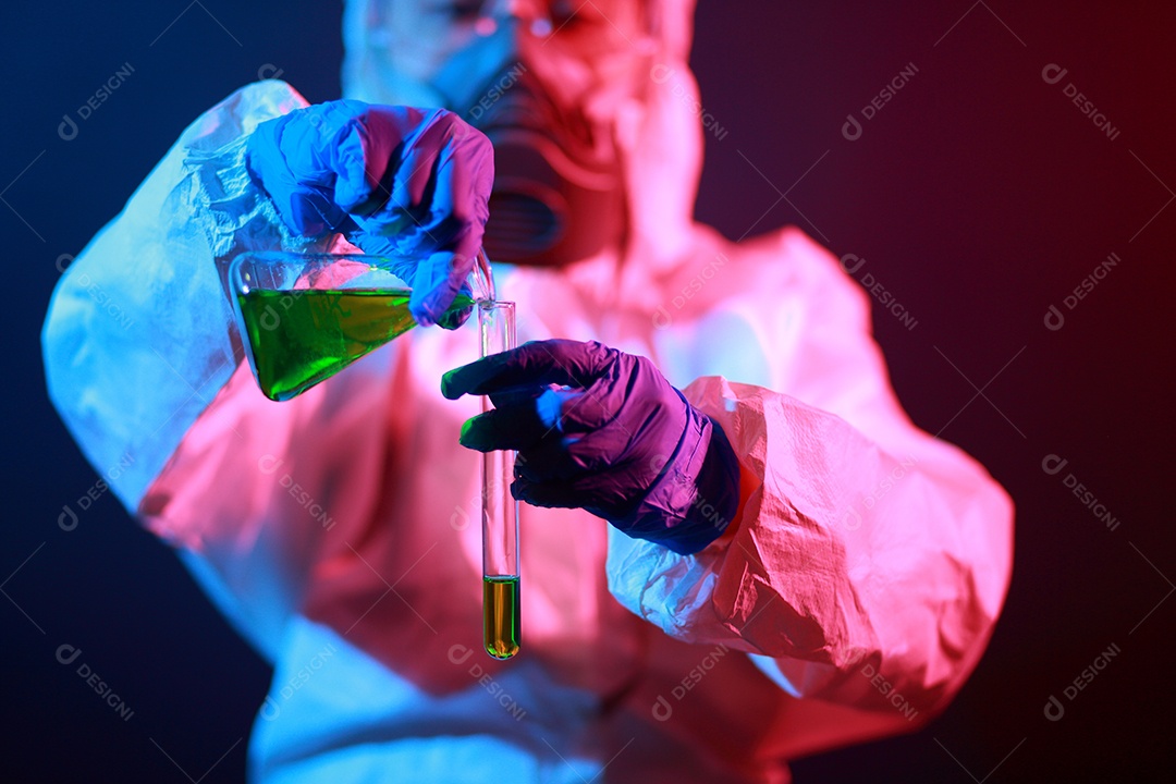 Cientista segurando frasco matrazes no vestuário de proteção no laboratório