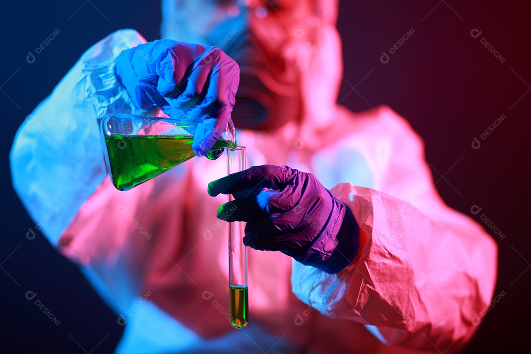 Cientista segurando frasco matrazes no vestuário de proteção no laboratório