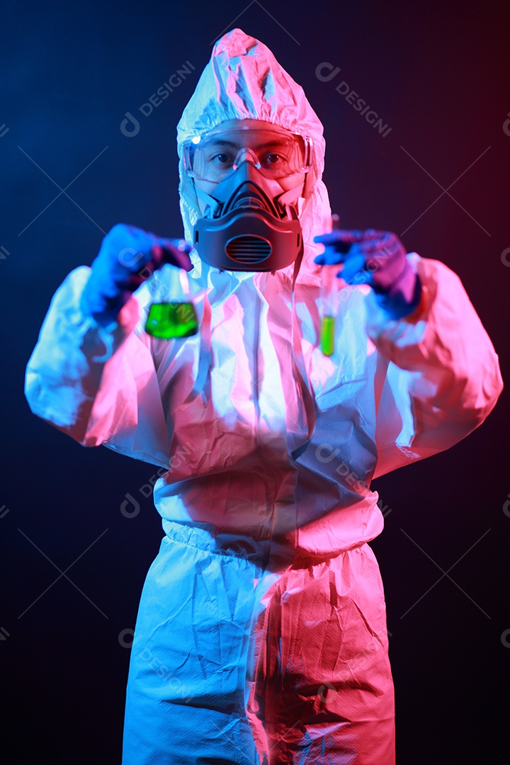 Cientista segurando frasco matrazes no vestuário de proteção no laboratório