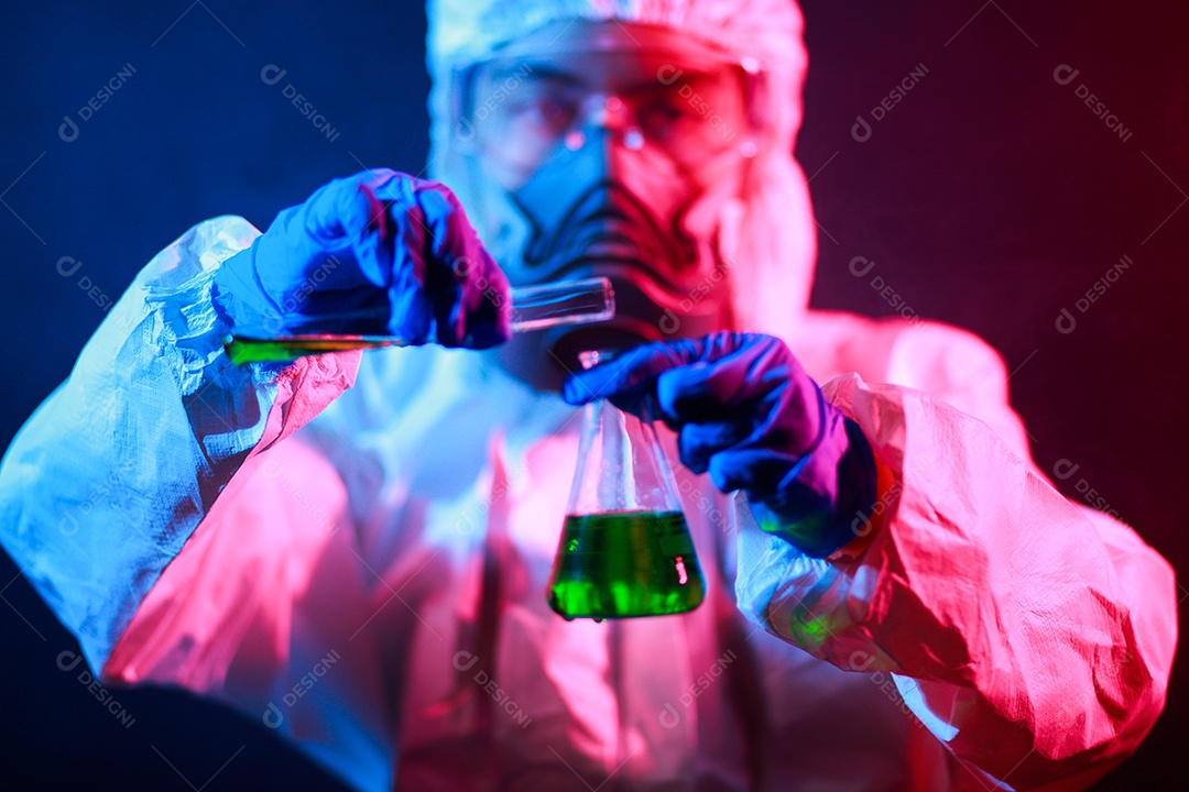 Cientista segurando frasco matrazes no vestuário de proteção no laboratório