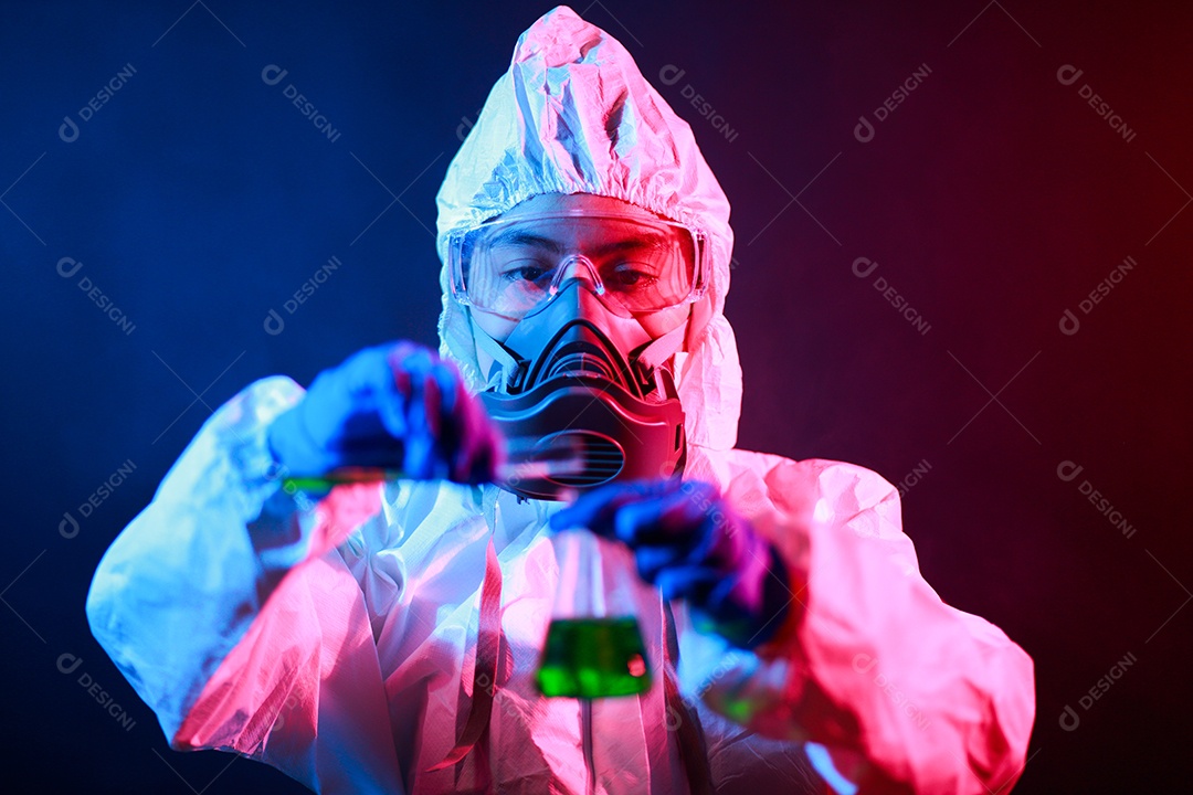 Cientista segurando frasco matrazes no vestuário de proteção no laboratório