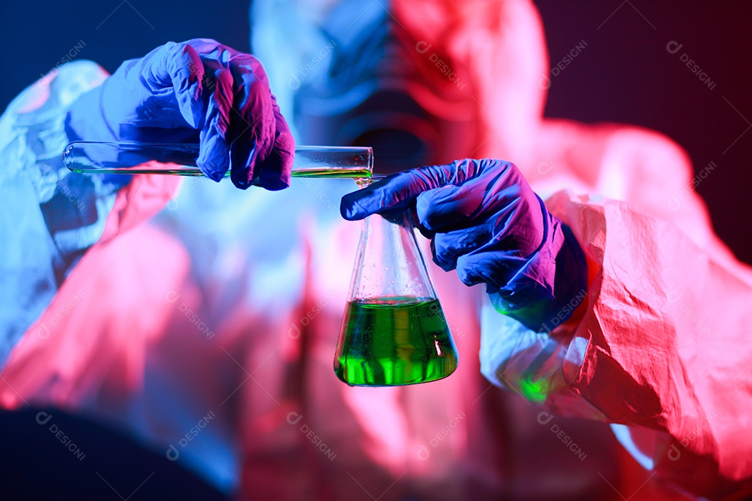 Cientista segurando frasco matrazes no vestuário de proteção no laboratório