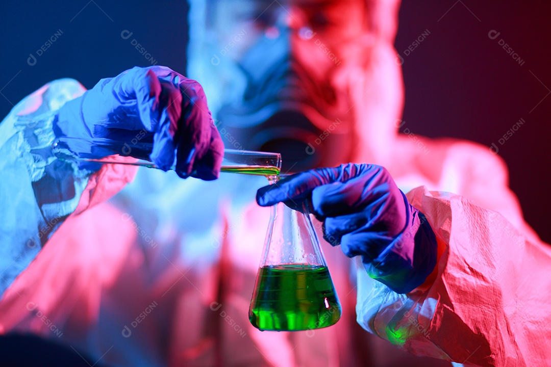 Cientista segurando frasco matrazes no vestuário de proteção no laboratório