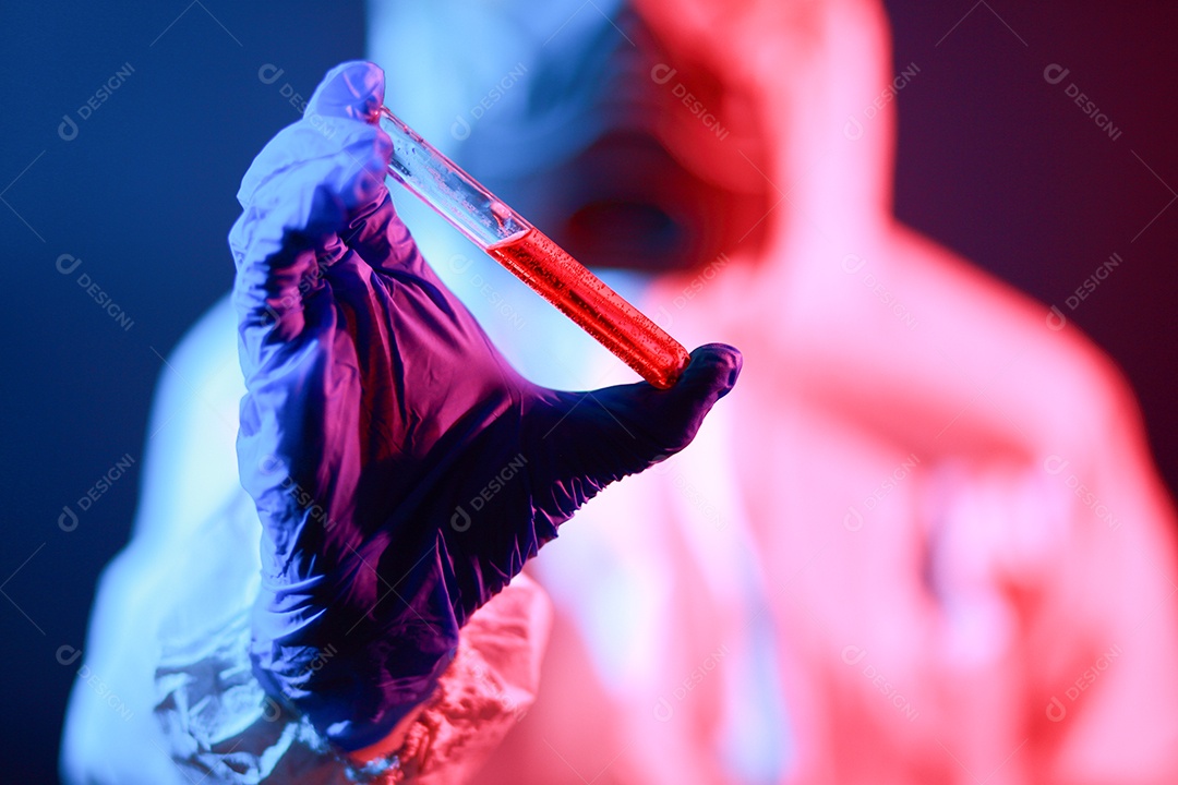 Cientista segurando frasco matrazes no vestuário de proteção no laboratório