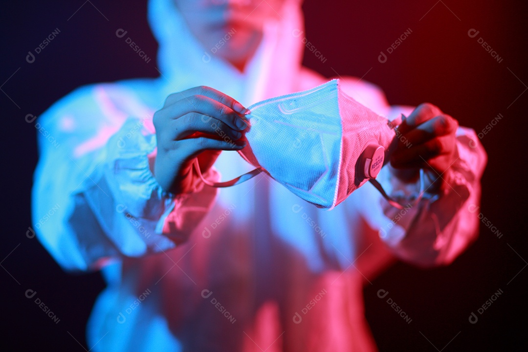 Cientista no vestuário de proteção no laboratório