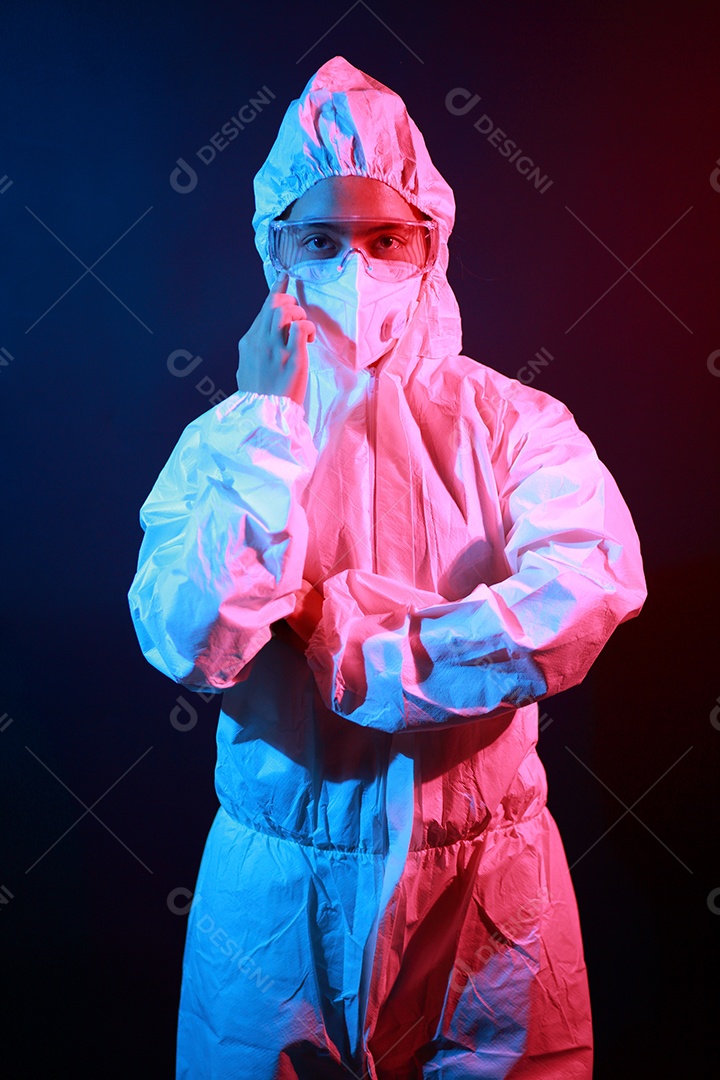 Cientista no vestuário de proteção no laboratório