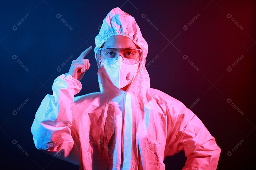 Cientista no vestuário de proteção no laboratório