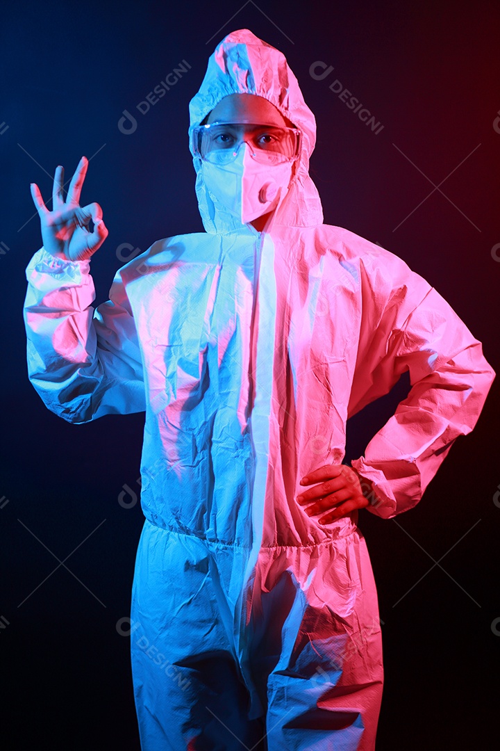 Cientista no vestuário de proteção no laboratório