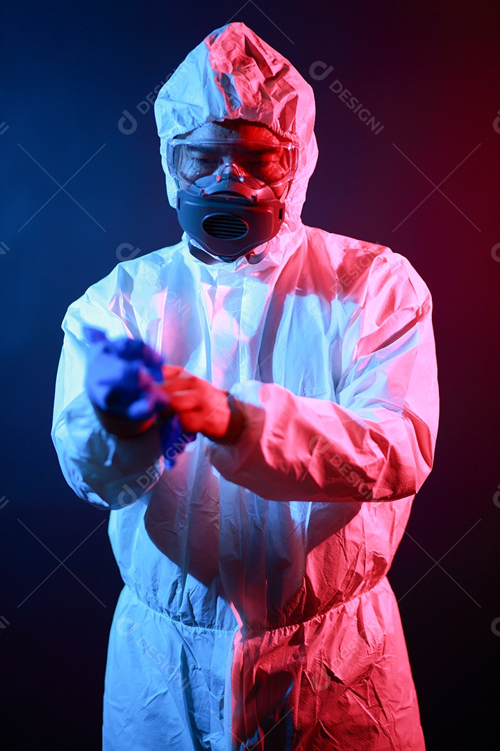 Cientista no vestuário de proteção no laboratório