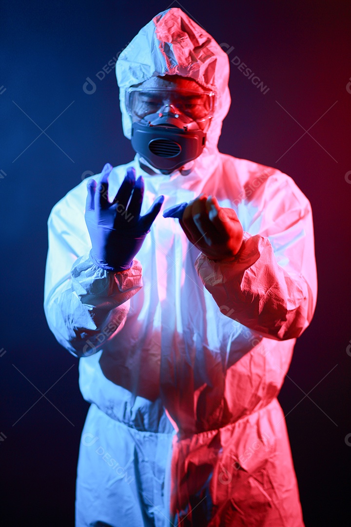 Cientista no vestuário de proteção no laboratório