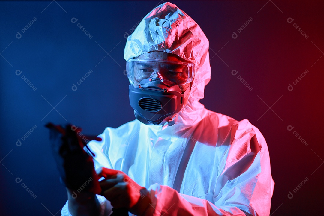 Cientista no vestuário de proteção no laboratório