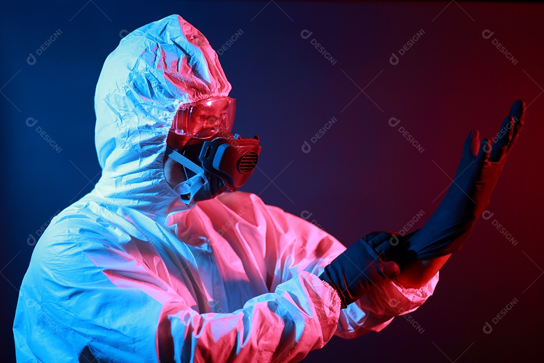 Cientista no vestuário de proteção no laboratório