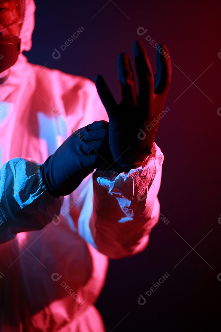 Cientista no vestuário de proteção no laboratório