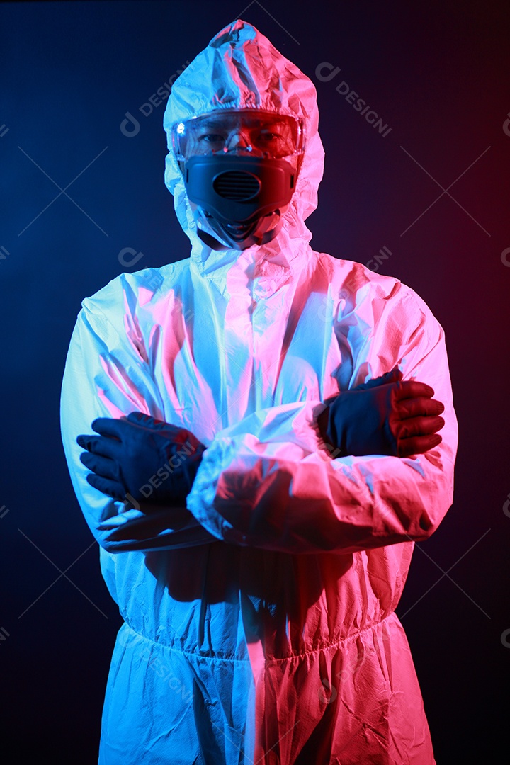 Cientista no vestuário de proteção no laboratório