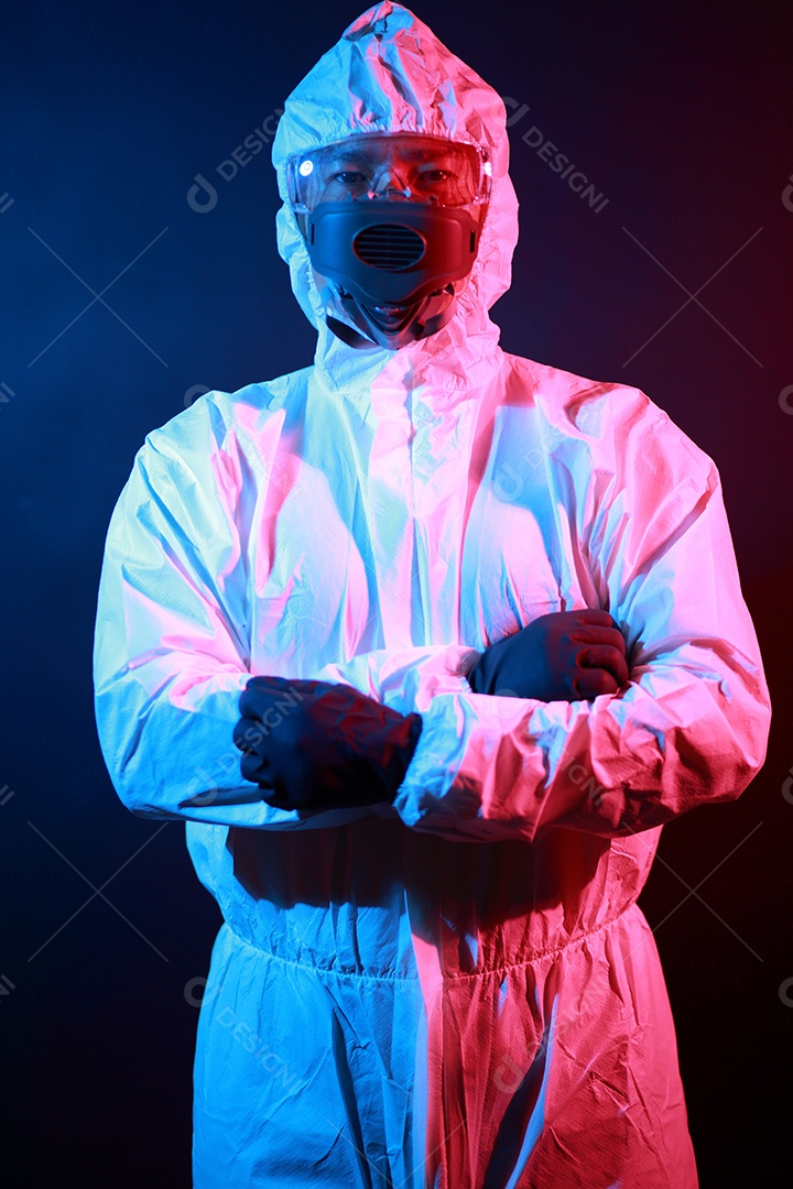 Cientista no vestuário de proteção no laboratório