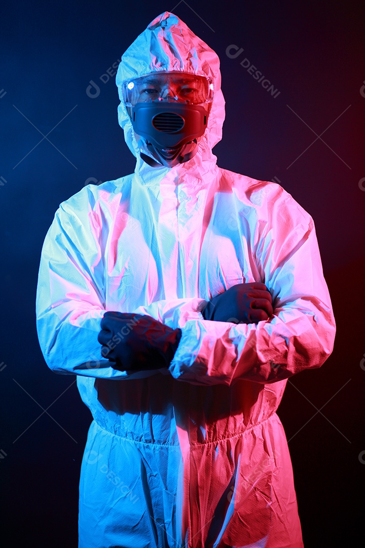 Cientista no vestuário de proteção no laboratório