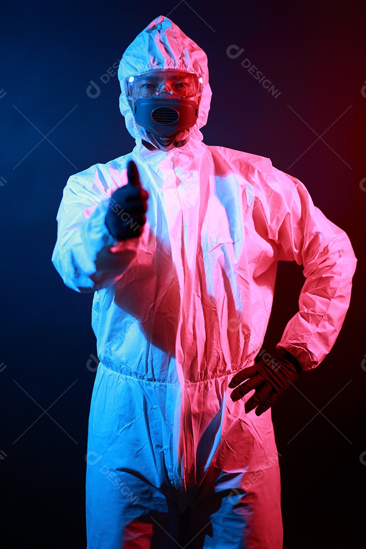 Cientista no vestuário de proteção no laboratório