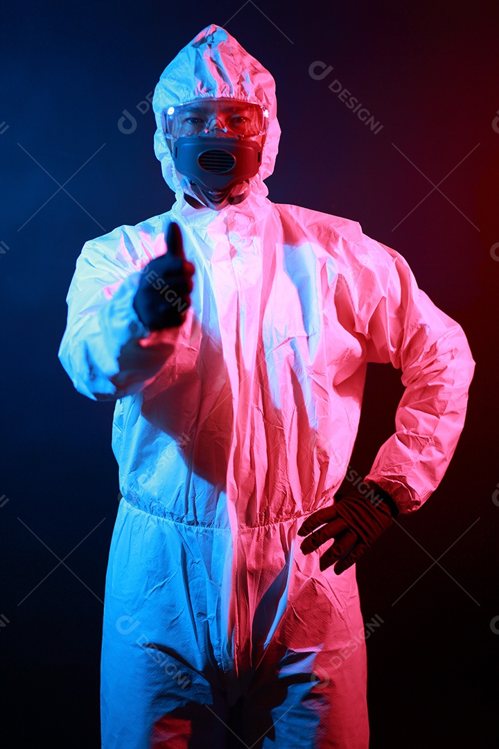 Cientista no vestuário de proteção no laboratório