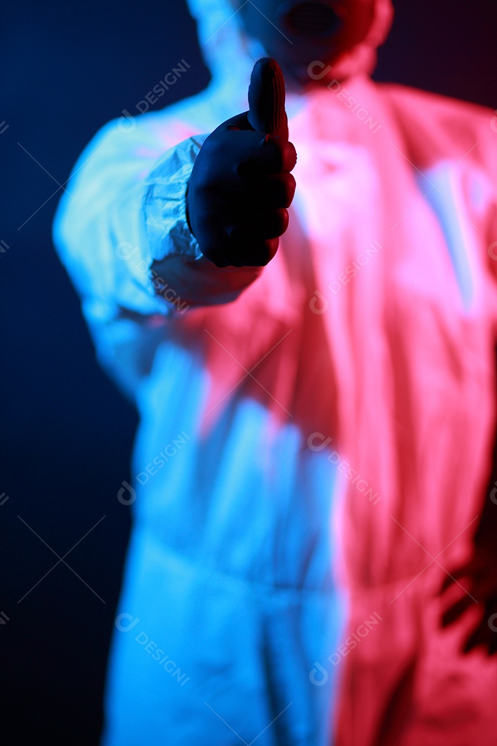 Cientista no vestuário de proteção no laboratório