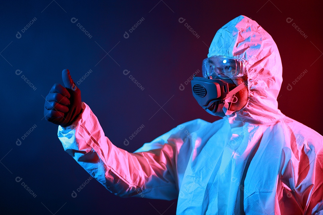 Cientista no vestuário de proteção no laboratório