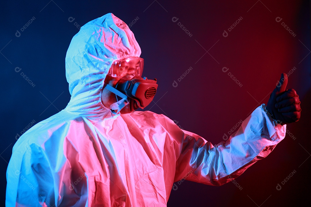 Cientista no vestuário de proteção no laboratório