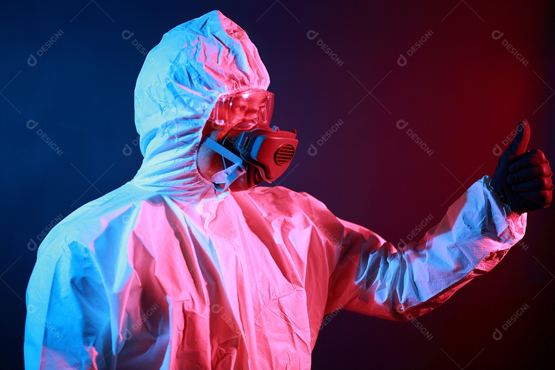 Cientista no vestuário de proteção no laboratório