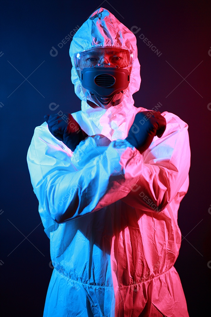 Cientista no vestuário de proteção no laboratório