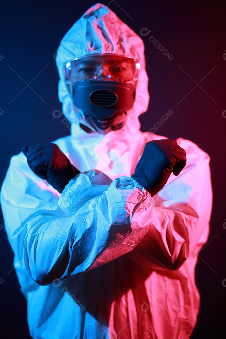 Cientista no vestuário de proteção no laboratório