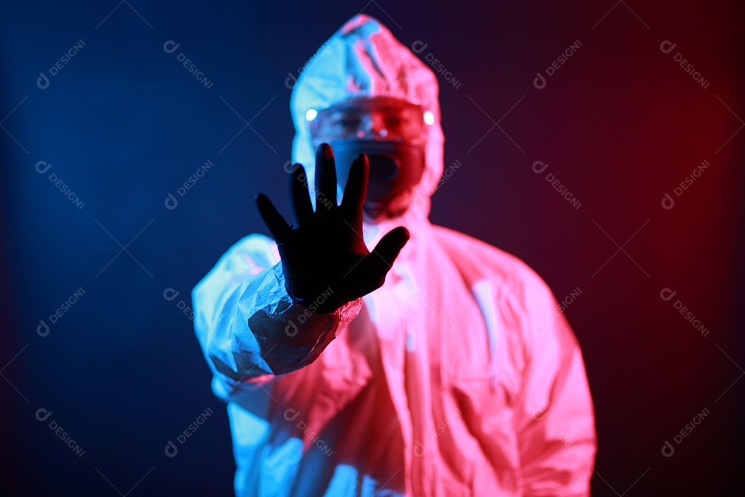 Cientista no vestuário de proteção no laboratório